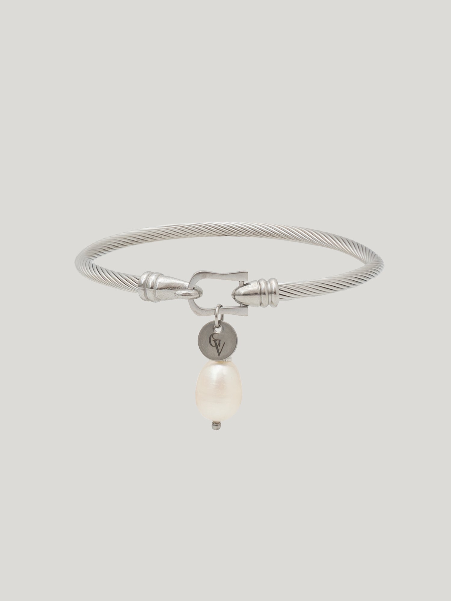 Sidabrinė bangle apyrankė ALEXA su kabančiu gėlavandeniu perlu šviesiame fone