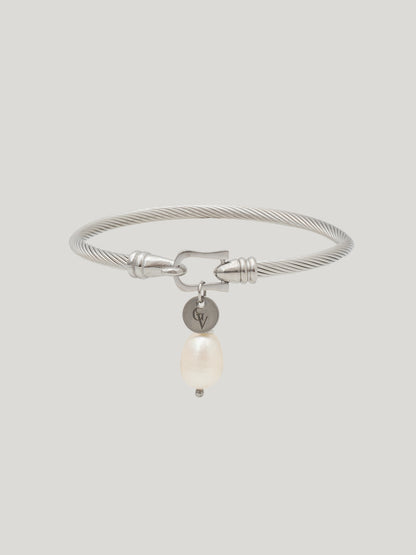 Sidabrinė bangle apyrankė ALEXA su kabančiu gėlavandeniu perlu šviesiame fone